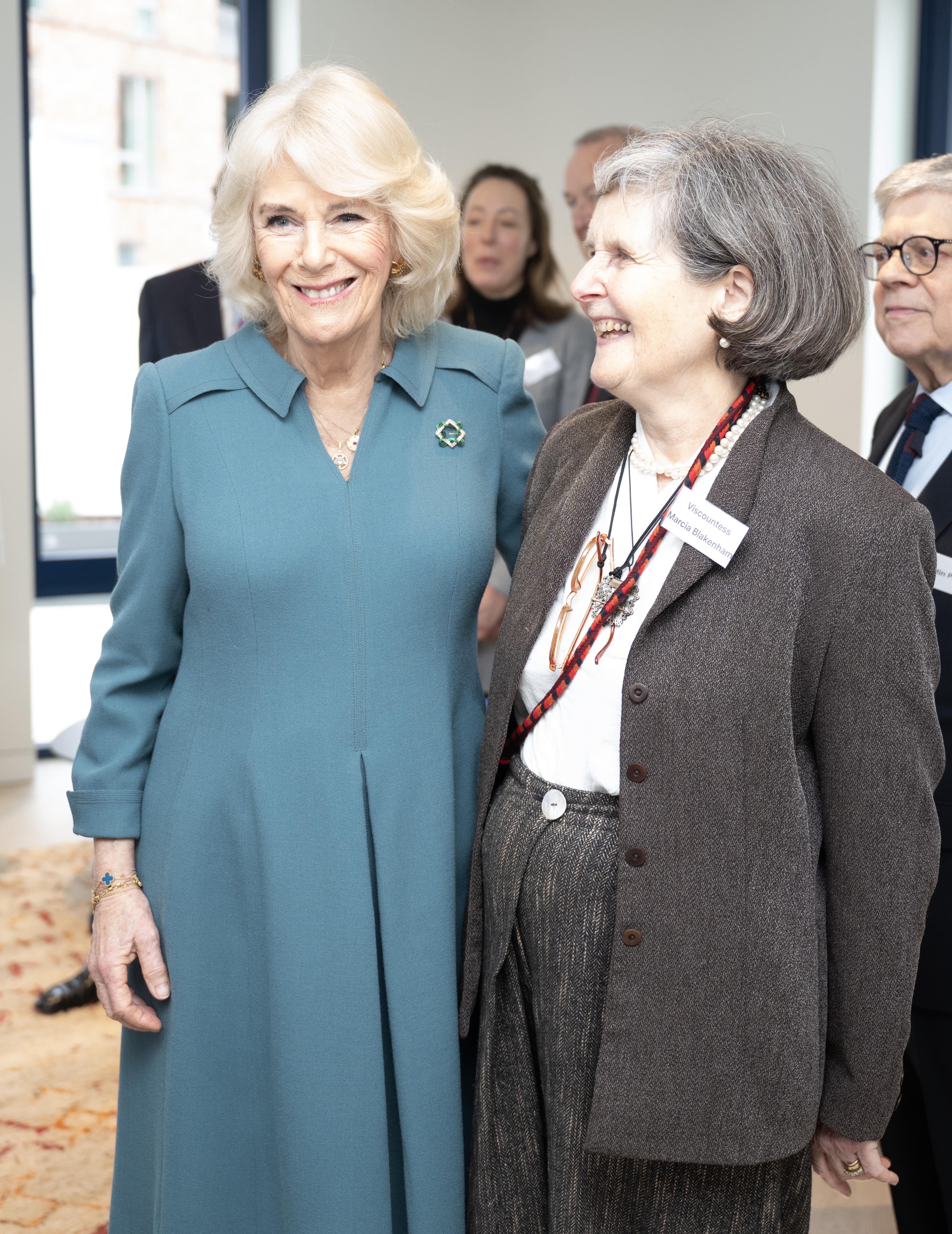 Königin Camilla (links) mit Viscountess Marcia Blakenham während ihres Besuchs