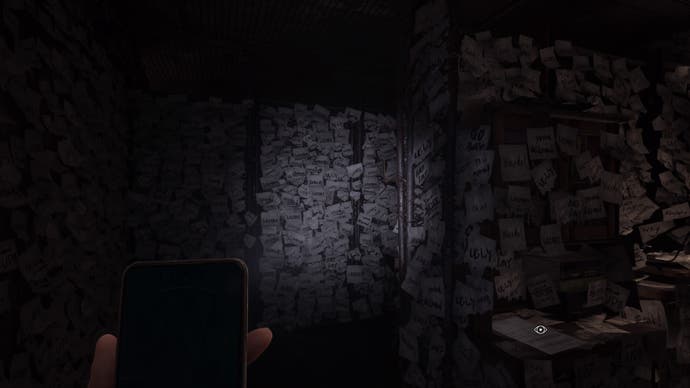 Silent Hill: Screenshot der Kurznachricht.  Das Licht eines Mobiltelefons zeigt einen Raum, der mit Haftnotizen bedeckt ist, die alle mit groben Beleidigungen beschmiert sind: dumm, Verlierer, verrückt, hässlich, gruselig, dumm usw.