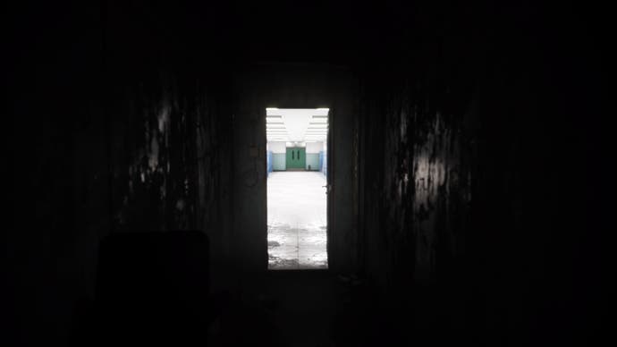Silent Hill: Screenshot der Kurznachricht.  Du starrst in einen dunklen Korridor.  Am Ende erwartet Sie ein weiterer heller, sauberer Korridor, dessen grüne Türen locken.