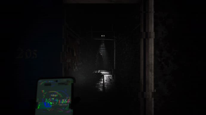 Silent Hill: Screenshot der Kurznachricht.  Am Ende eines dunklen Korridors steht eine seltsame Kreatur.  Obwohl es in der Dunkelheit halb verborgen ist, sieht es so aus, als bestünde das Haar aus Blumen oder einem Strauch.