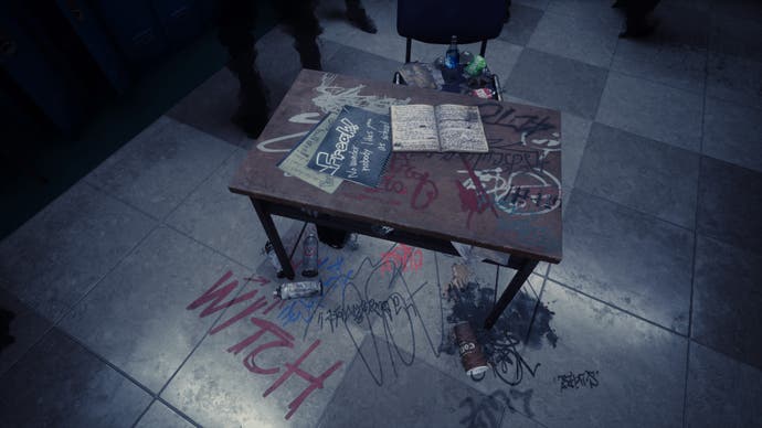 Silent Hill: Screenshot der Kurznachricht.  In der Mitte eines Flurs steht eine Schulbank.  Darauf wurden Beleidigungen angebracht, darunter auch das Wort "Hexe".  Es ist eine Erinnerung an eine ähnliche Szene aus dem ersten Silent Hill-Film/Spiel.