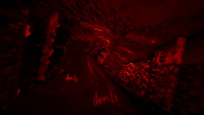 Silent Hill: Screenshot der Kurznachricht.  Ein blutroter Korridor windet sich spiralförmig vor dir.  Handschriftliche Verspottungen des Wortes 