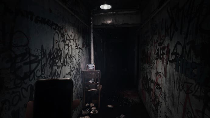 Silent Hill: Screenshot der Kurznachricht.  Ein mit Müll übersäter, mit Graffiti bedeckter Korridor in einem verlassenen Gebäude.