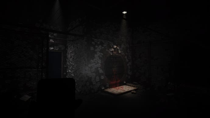 Silent Hill: Screenshot der Kurznachricht.  Ein Scheinwerfer in einem schmutzigen, mit Haftnotizen bedeckten Raum beleuchtet ein grob gezeichnetes Loch, das dem Loch in Henrys Wohnung in Silent Hill 4 nicht unähnlich ist.