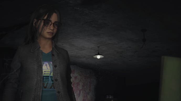 Silent Hill: Screenshot der Kurznachricht.  Unsere Protagonistin Anita starrt auf eine Tafel oder einen Anruf, der gerade außer Sichtweite ist.  Sie sieht traurig und besorgt aus.