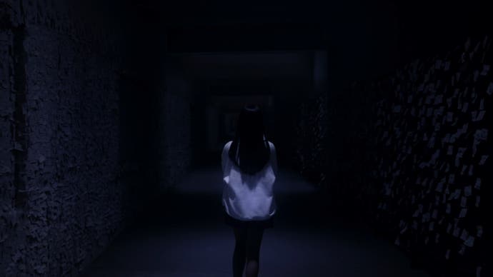 Silent Hill: Screenshot der Kurznachricht.  In einer anderen FMV-Szene geht ein Schulmädchen mit langen dunklen Haaren von dir weg.  Um sie herum drängen sich Haftnotizen, die über die Wände geklebt sind.