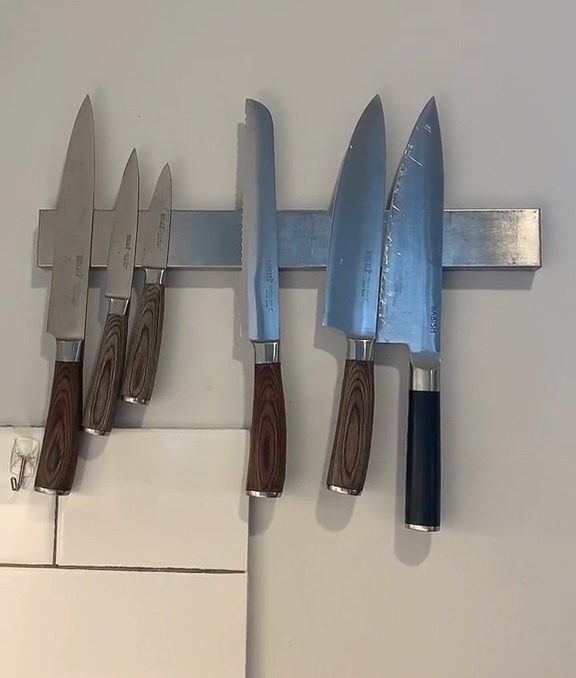 Claude investierte in einen magnetischen Messerhalter für ihre Küchenwand, um Platz auf ihrer Arbeitsplatte zu schaffen