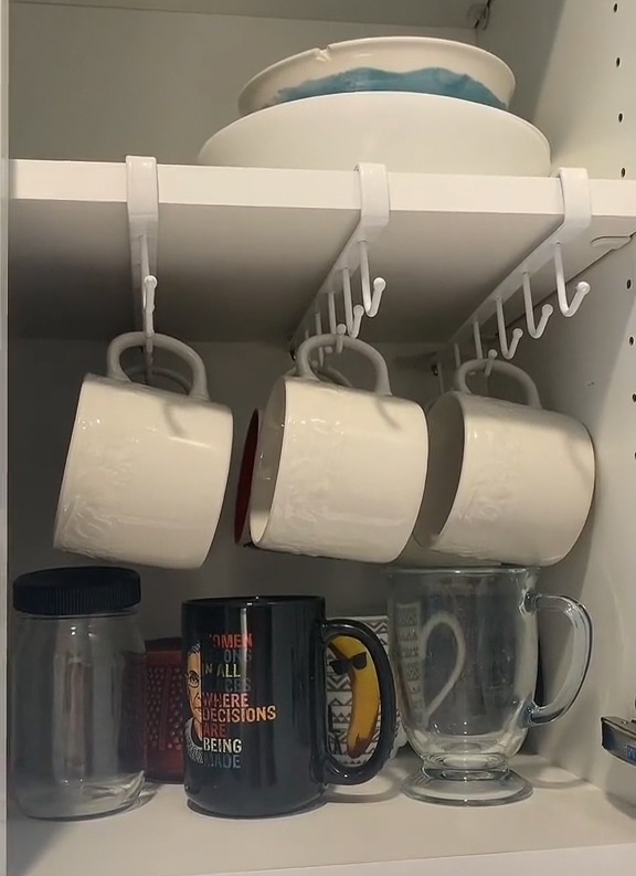 Die TikTokerin hat Haken zum Aufhängen von Tassen an ihren Schränken angebracht, um den Stauraum zu maximieren