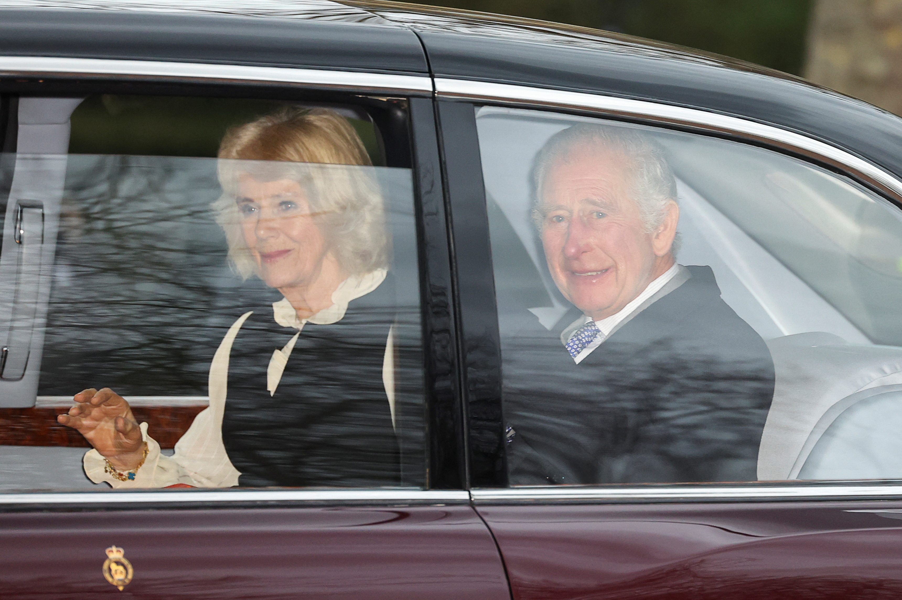 Charles verzögerte einen Helikopterflug nach Sandringham, damit er sich zum ersten Treffen seit 16 Monaten wieder mit Prinz Harry treffen konnte