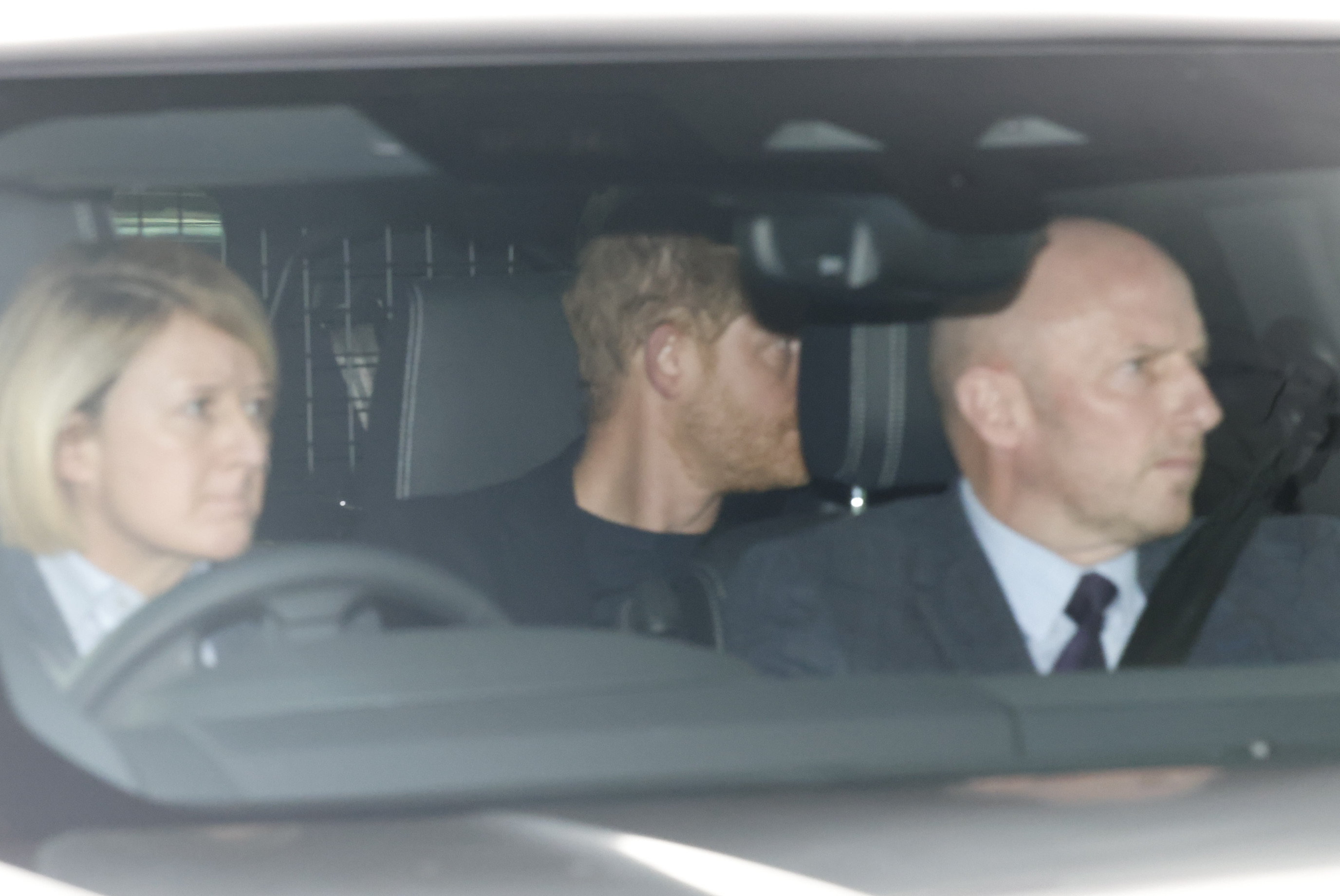 Harry ist um 14.40 Uhr in seinem Fahrzeug abgebildet, flankiert von Sicherheitskräften, auf seiner Reise nach London
