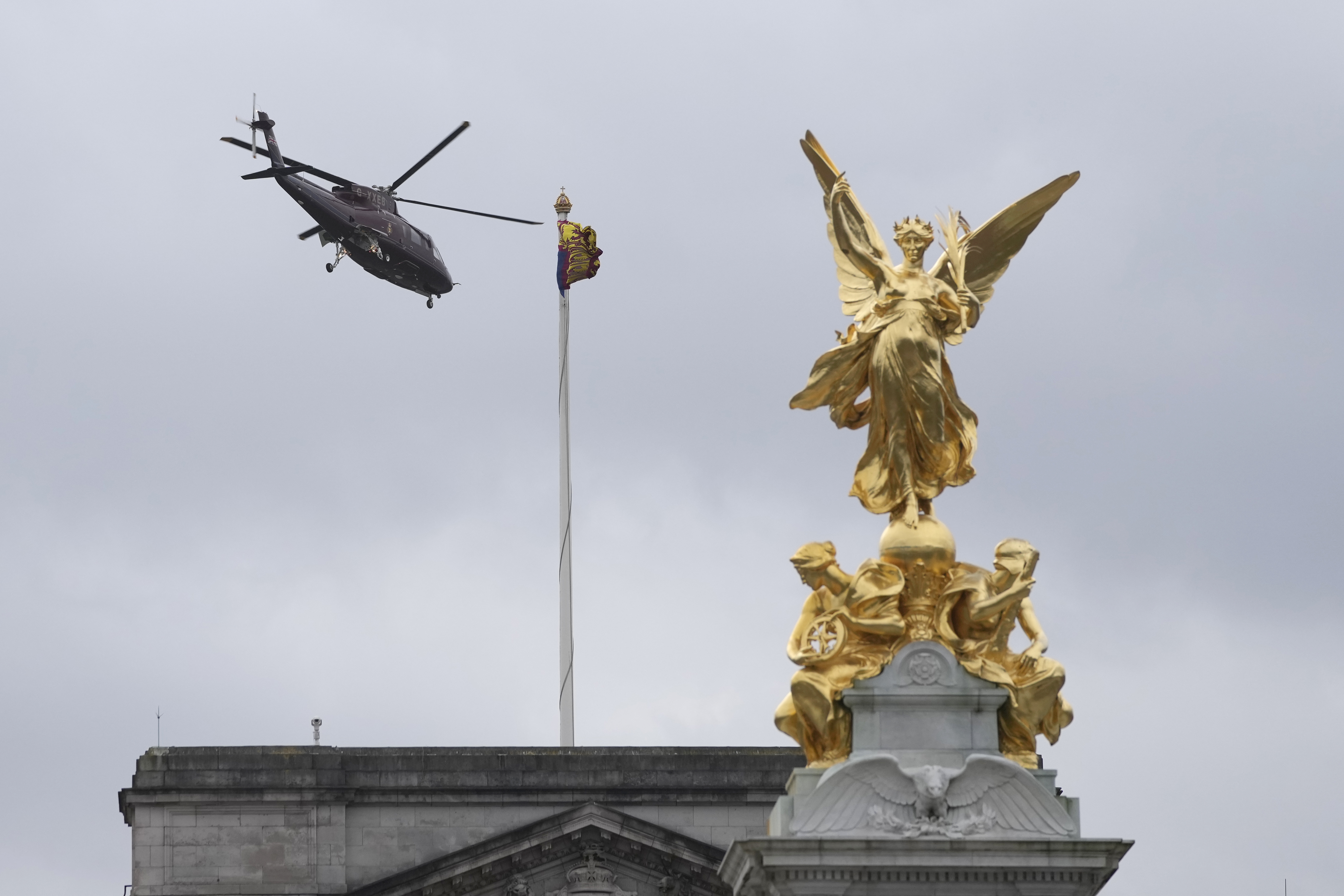 Der Hubschrauber des Königs startet um 15:46 Uhr von den Gärten des Buckingham Palace