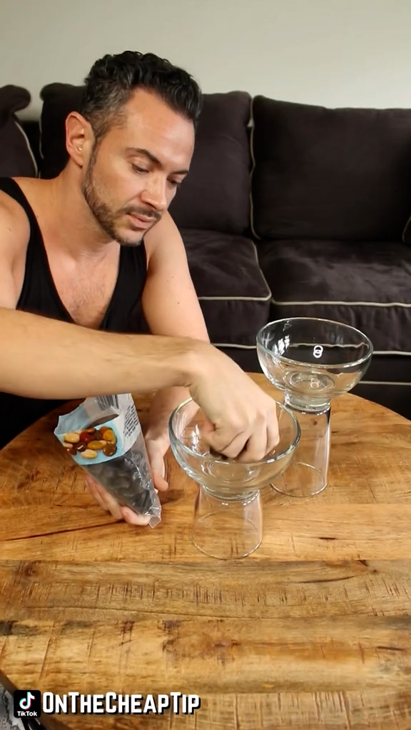 Er klebte eine Glasschale und Gläser zusammen, um einen einfachen Kerzenhalter zu schaffen