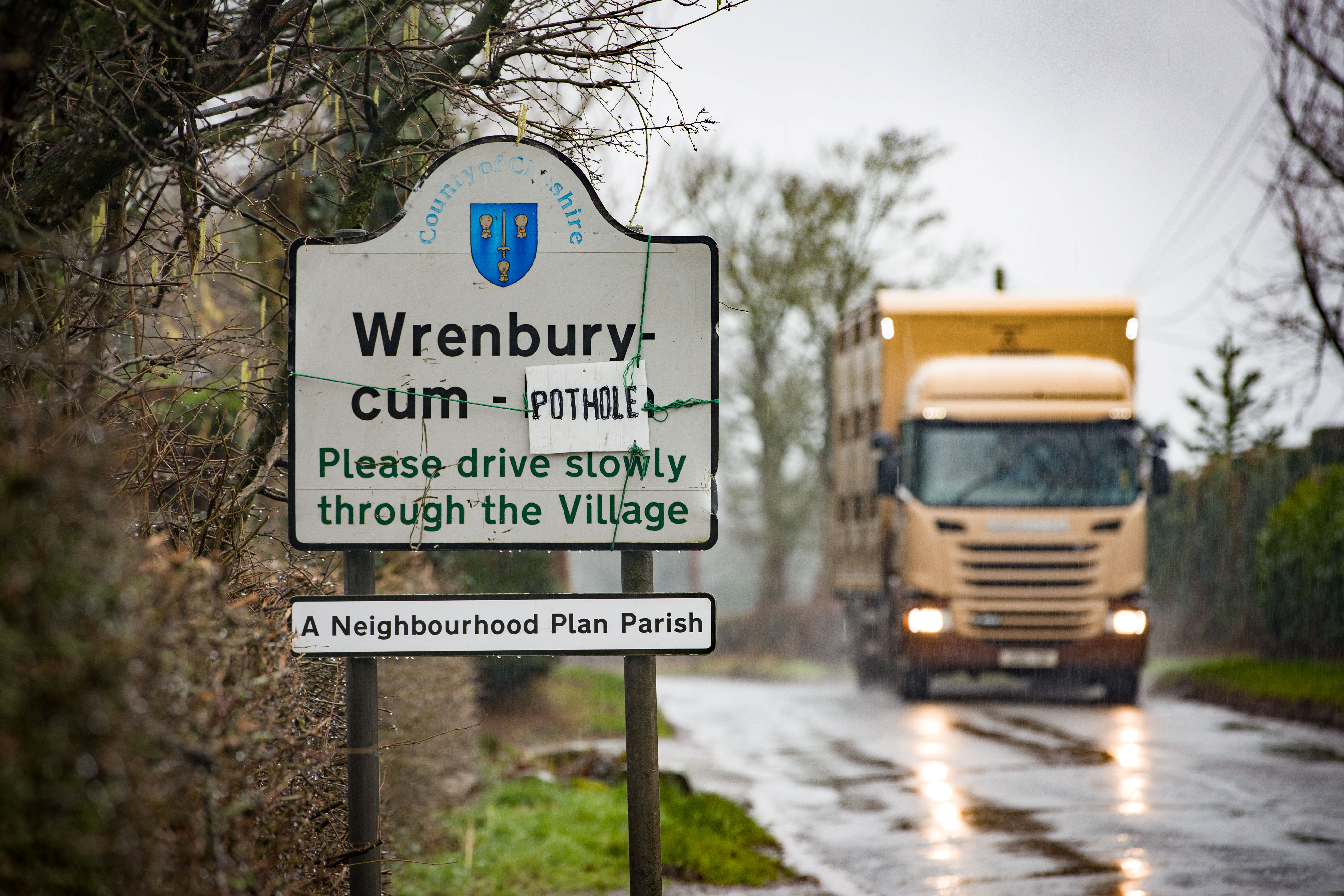 Jokers haben das Willkommensschild für Wrenbury-cum-Frith in Wrenbury-cum-Pothole geändert