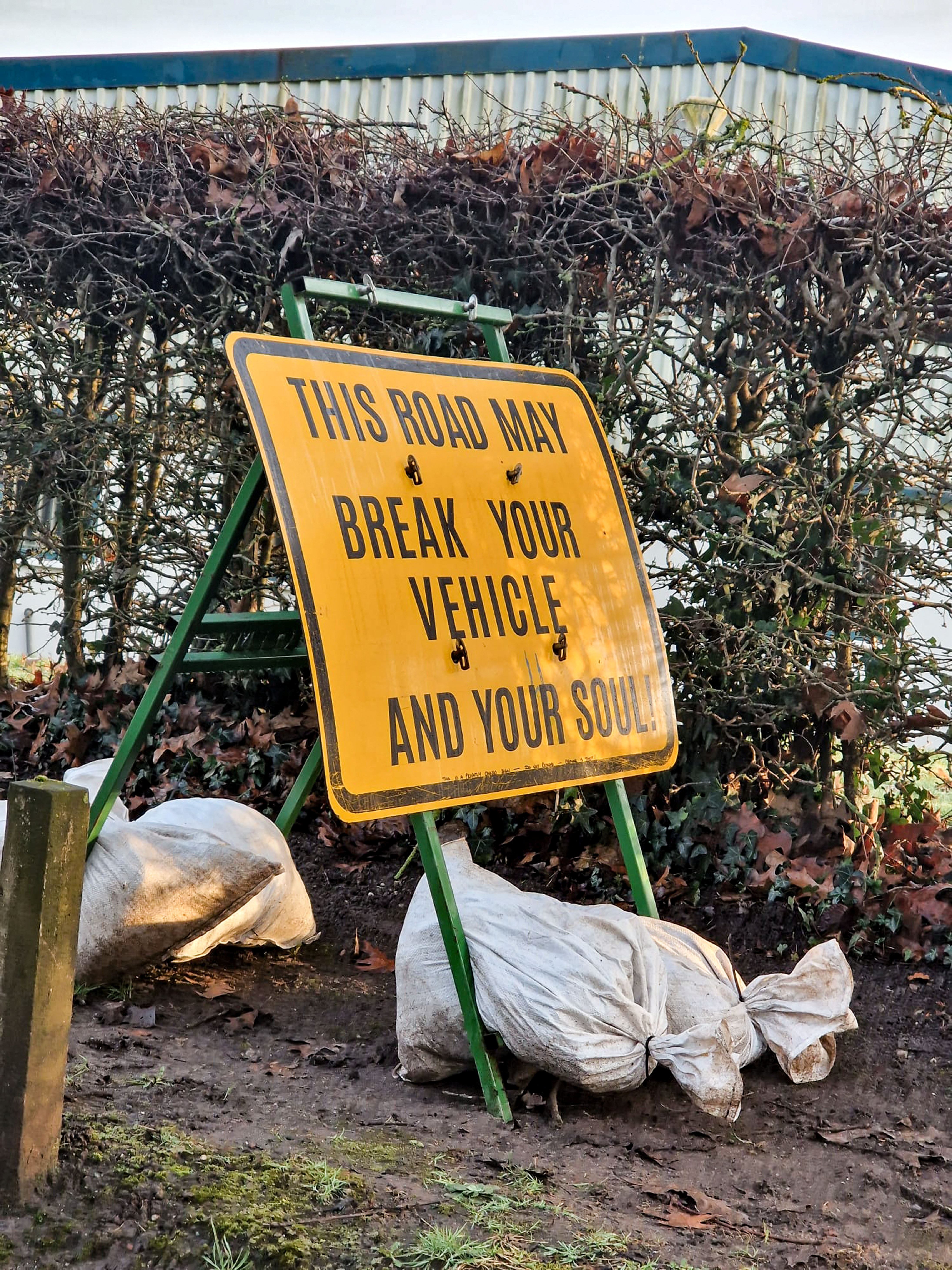 Ein weiteres Schild warnt Autofahrer, dass die heruntergekommenen Straßen „Ihre Fahrzeuge – und Ihre Seele“ zerstören werden.