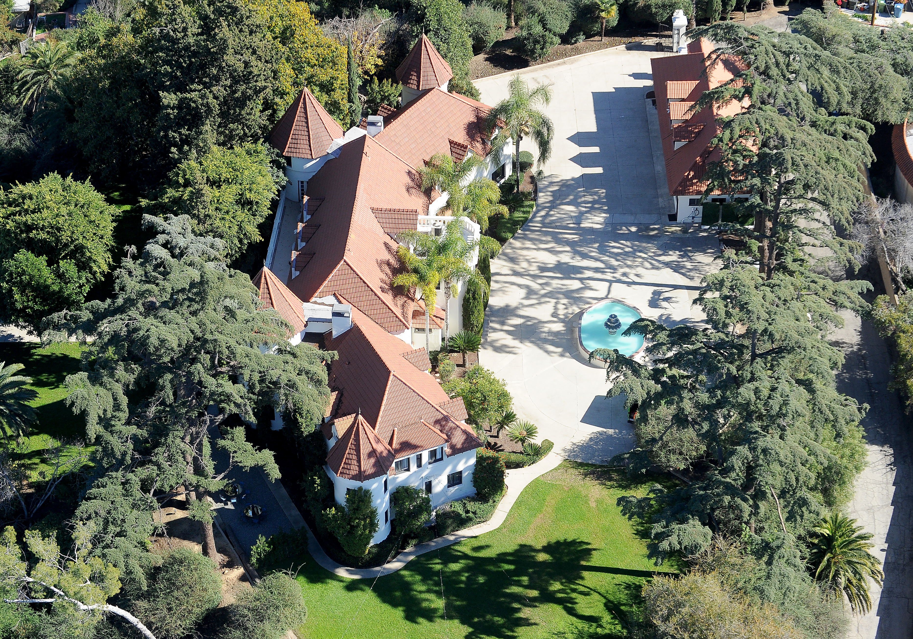 Phil Spector kaufte Pyrenees Castle im San Gabriel Valley in LA im Jahr 1998 für 1,1 Millionen US-Dollar