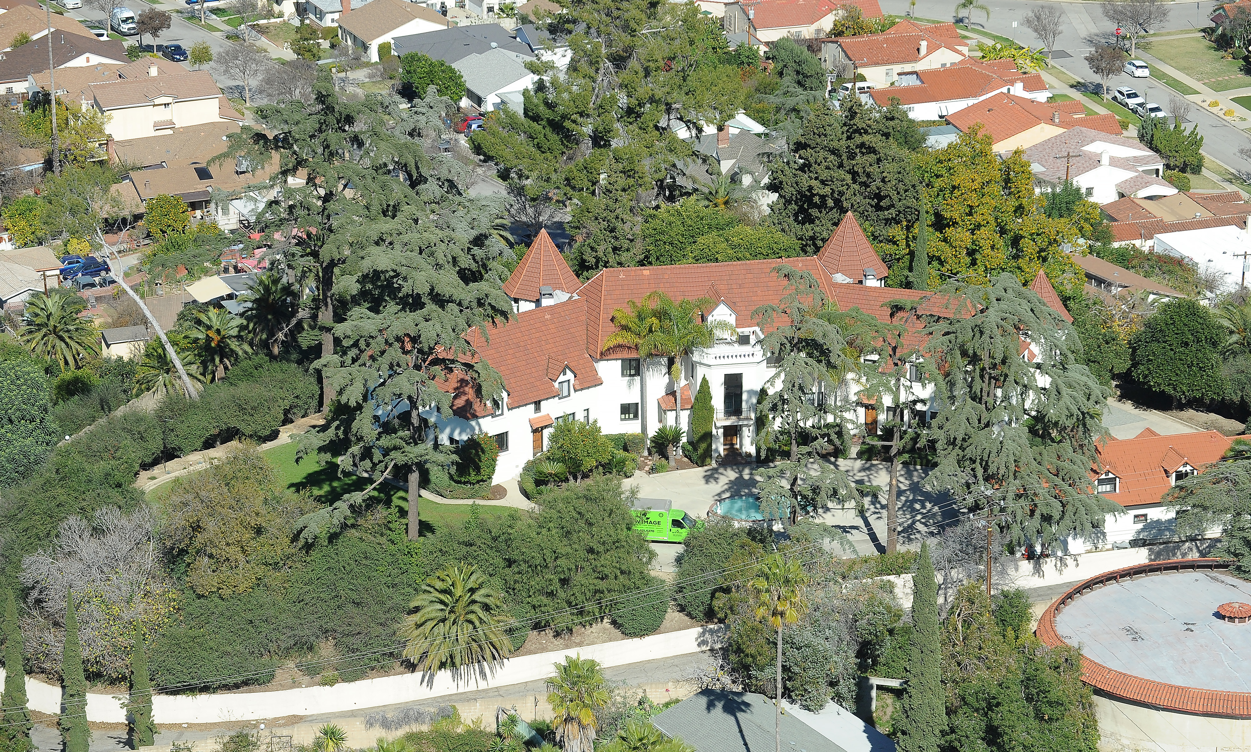 Wrensmoor ist ein 10.590 Quadratmeter großes, umzäuntes Anwesen mit 10 Zimmern im San Gabriel Valley in LA