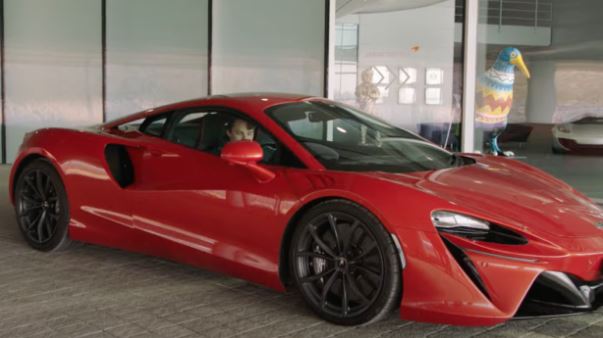 Oscar stellte sich vor, wie er in einer Werbeaktion für McLaren seinen 180.000 Pfund teuren Firmenwagen fuhr