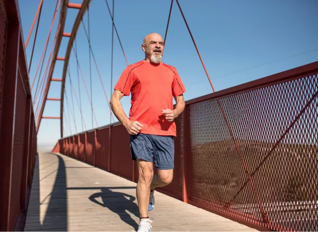 Reifer Mann läuft im Freien, Konzept von Fitnessgewohnheiten, die den Körper vor 60 zerstören