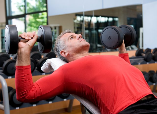 Reifer Mann beim Hantelbankdrücken, Trainingskonzept für Männer, um nach 50 fit zu bleiben