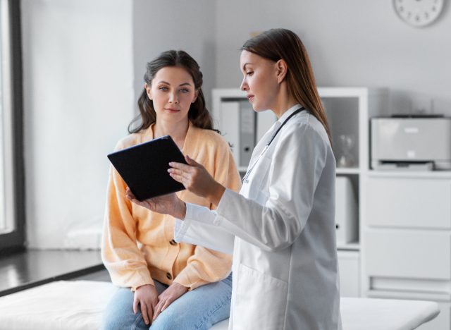 Arzt spricht mit einer Patientin im Untersuchungsraum