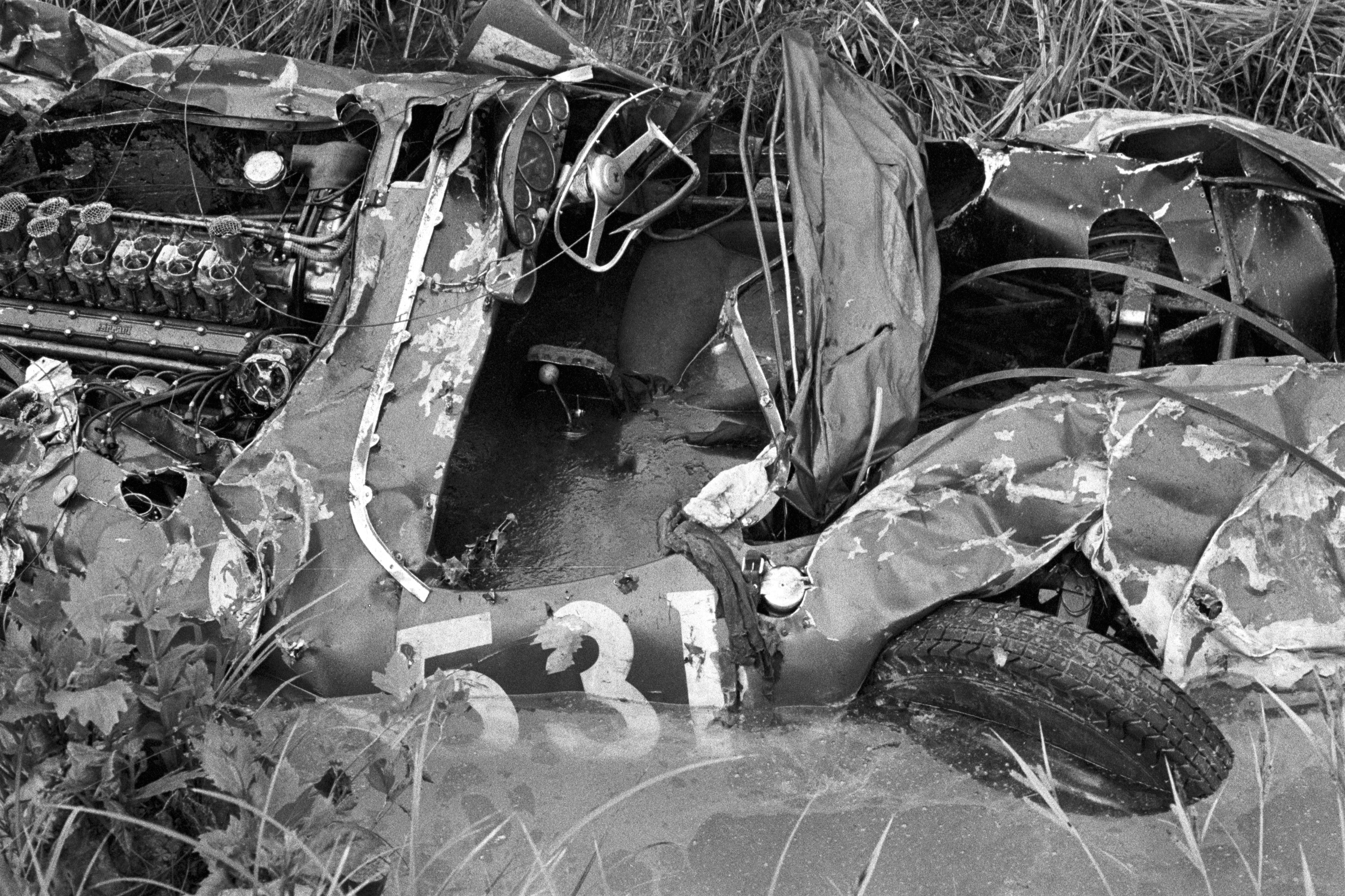 Die Überreste des verstümmelten Ferrari, der während des Automobilrennens Mille Miglia zerstört wurde
