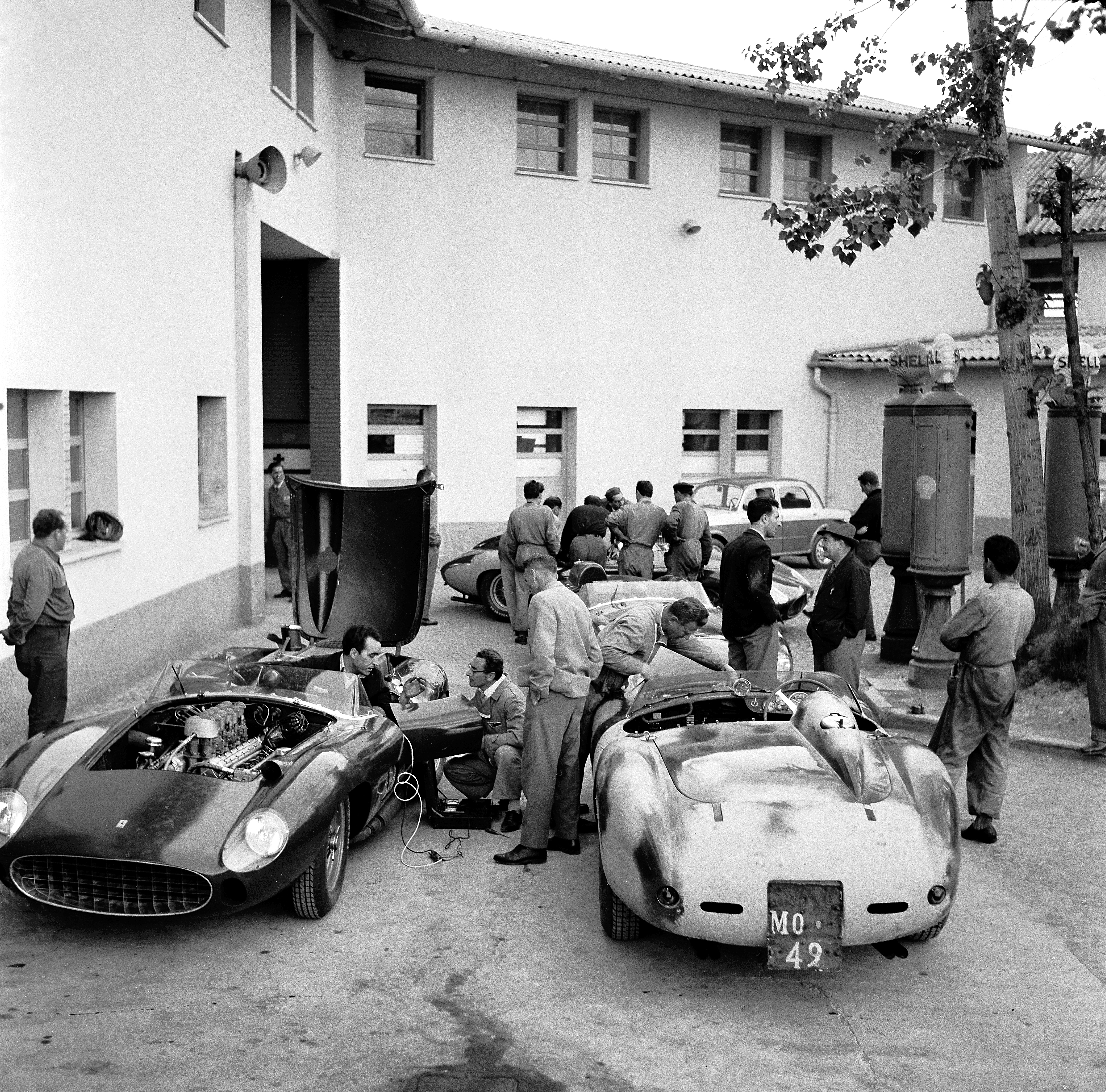 Vor der Mille Miglia in Maranello, 1957