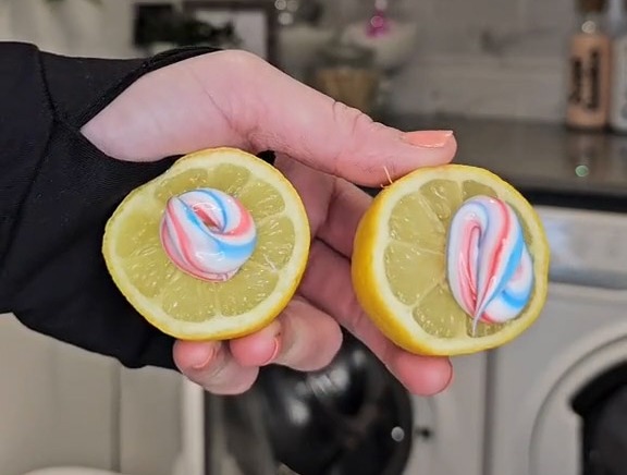 Sie gab Zitronen mit Zahnpasta in ihre Waschmaschine