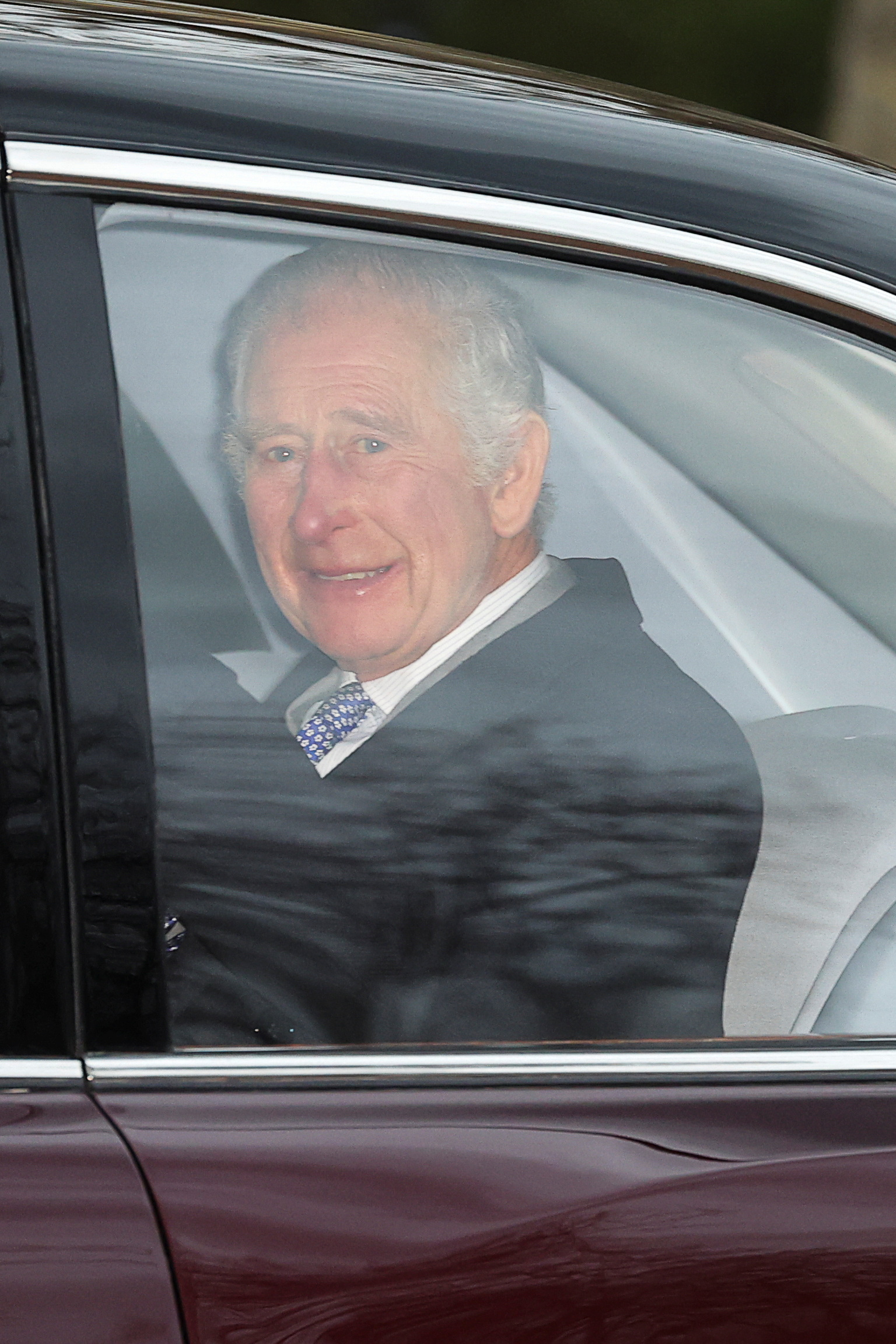 Man sieht König Charles beim Verlassen des Clarence House, einen Tag nachdem bekannt wurde, dass bei ihm Krebs diagnostiziert wurde, am 6. Februar