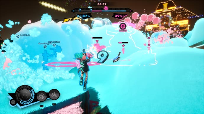 Screenshot von Foamstars, der einen Multiplayer-Kampf zeigt, bei dem blauer Schaum den Bildschirm füllt.