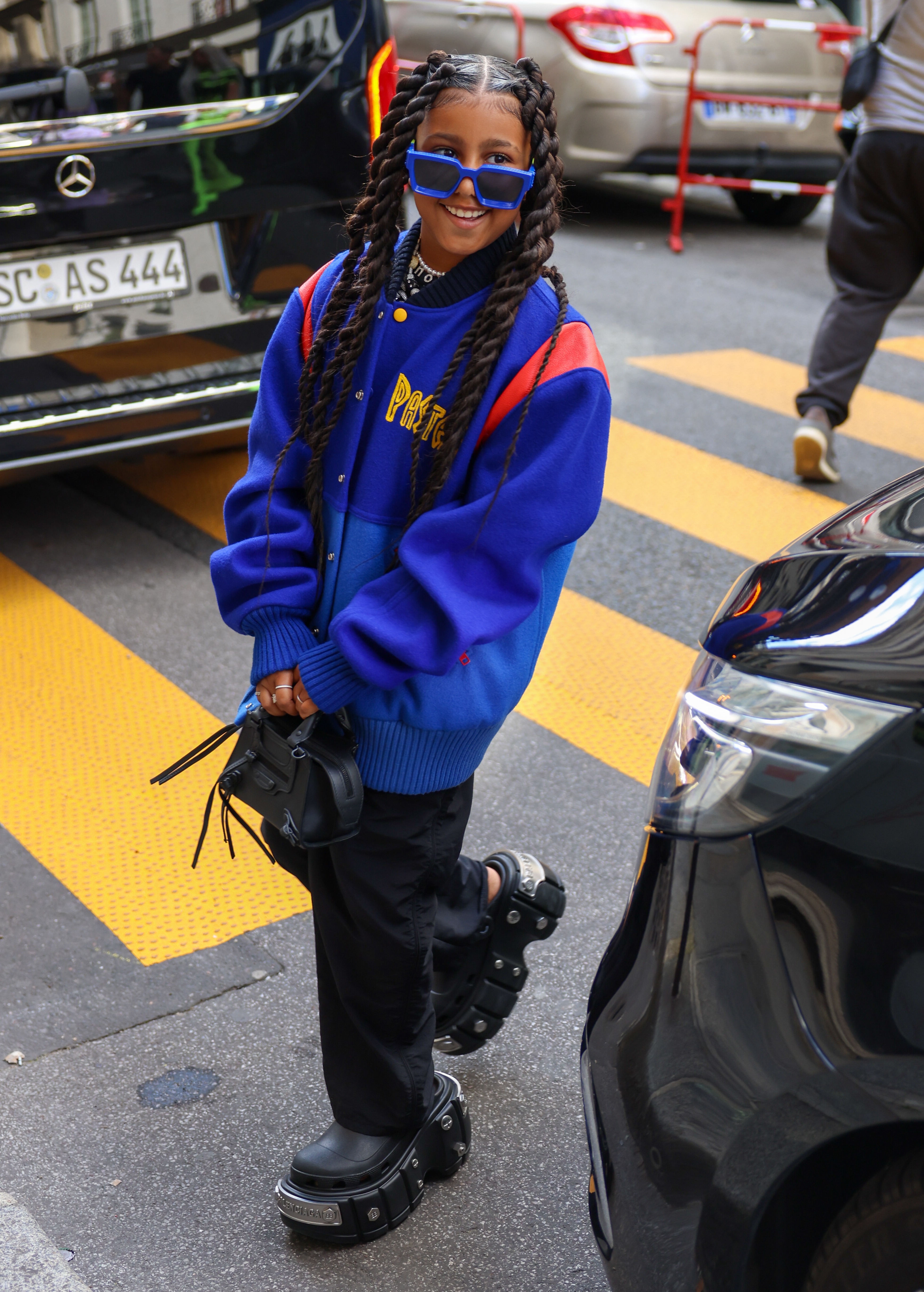 Die 10-Jährige trug die ikonische Pastelle-Unijacke ihres Vaters, als sie die Paris Fashion Week besuchte