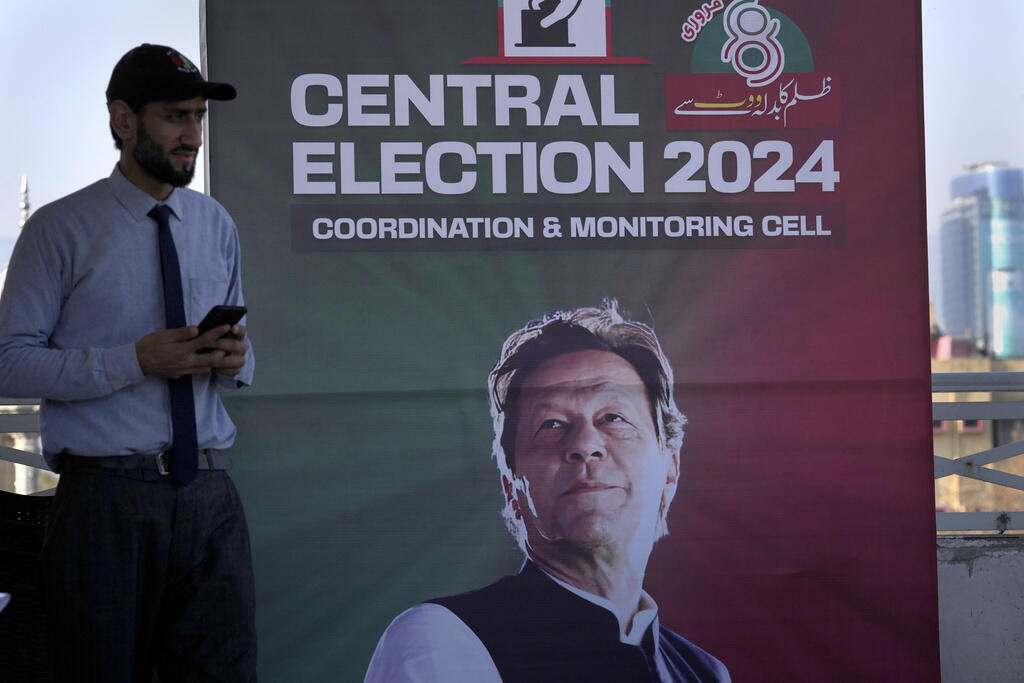 Ein Plakat von Imran Khan, ausgestellt in seinem Parteibüro in Islamabad, 9. Februar 2024.