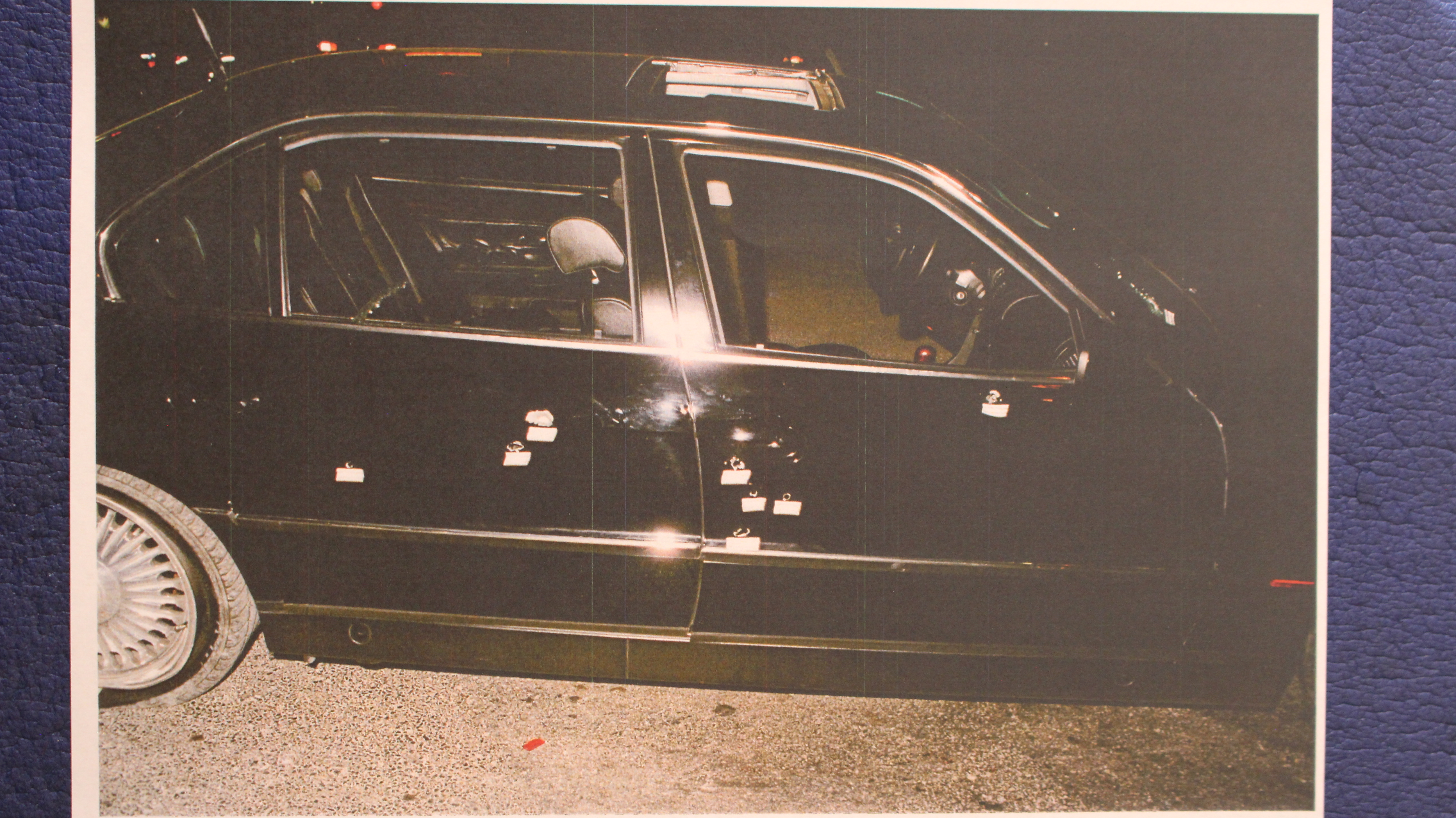 Dieses Bild von Tupacs von Kugeln übersätem Gericht wurde einer großen Jury in Las Vegas gezeigt