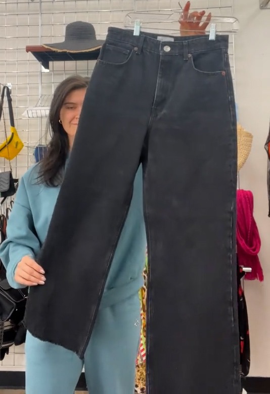 Ihr Sparglück war noch nicht zu Ende, als sie eine Zara-Jeans mit weitem Bein entdeckte