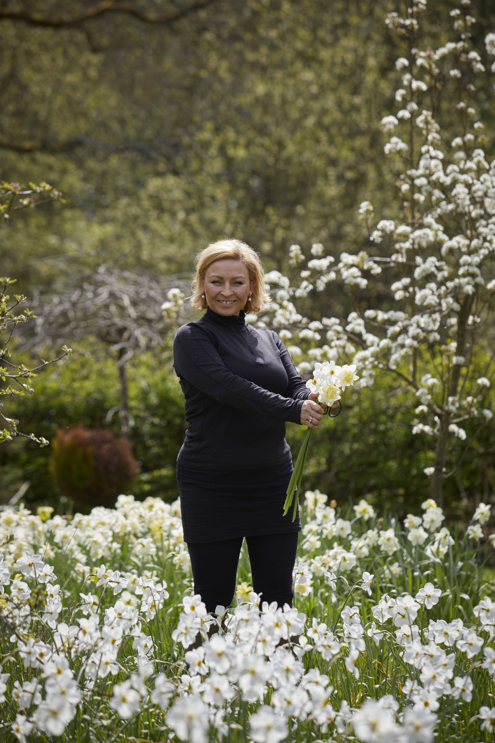 Anya Lautenbach in ihrem wunderschönen Garten in Buckinghamshire