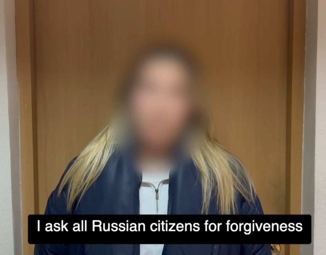 Es sind Aufnahmen aufgetaucht, in denen Alena sich bei russischen Bürgern für die Missachtung des Kriegsdenkmals entschuldigt