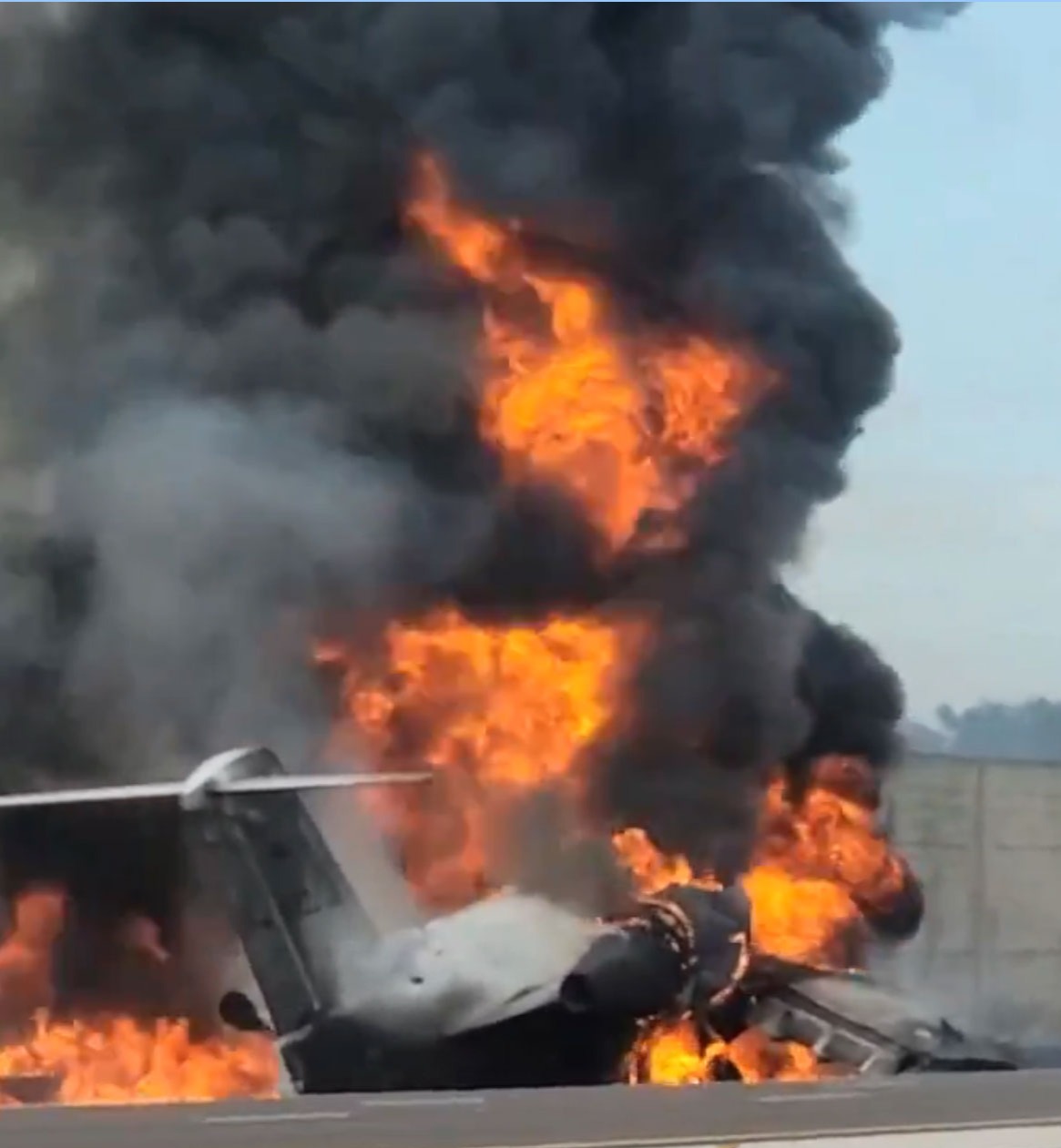 Ein schreckliches Video zeigte das brennende Flugzeug, nachdem es auf der Autobahn mindestens ein Auto getroffen hatte
