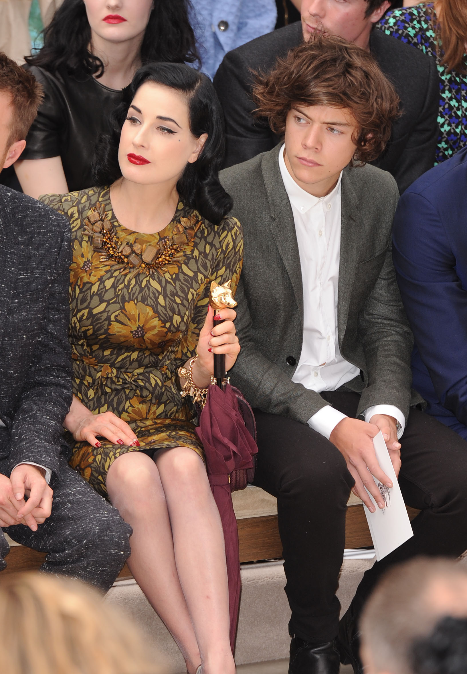 Harry Styles tauchte 2013 auf und saß neben Dita Von Teese