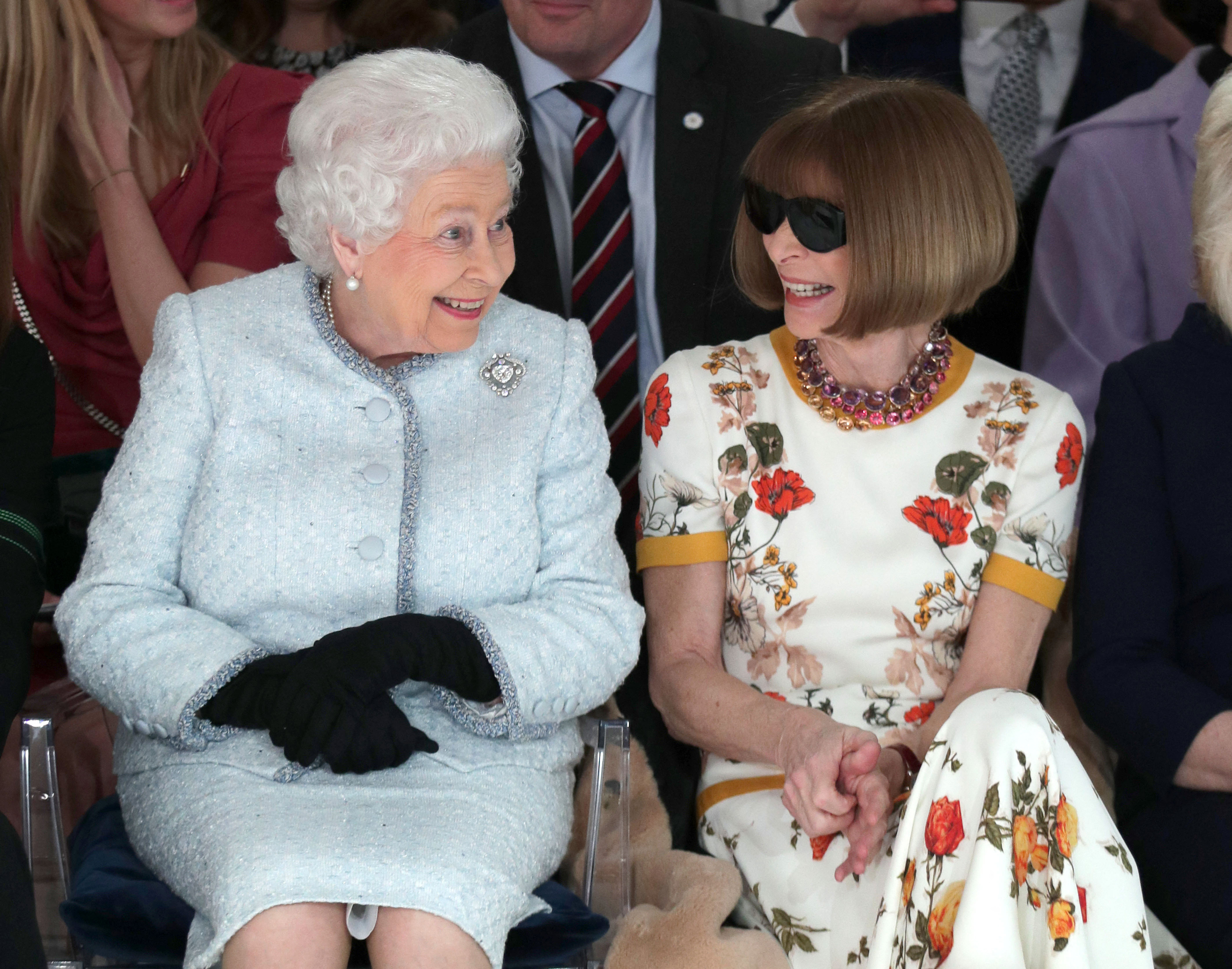Die verstorbene Königin begleitete Vogue-Chefin Anna Wintour bei Richard Quinns Show 2018