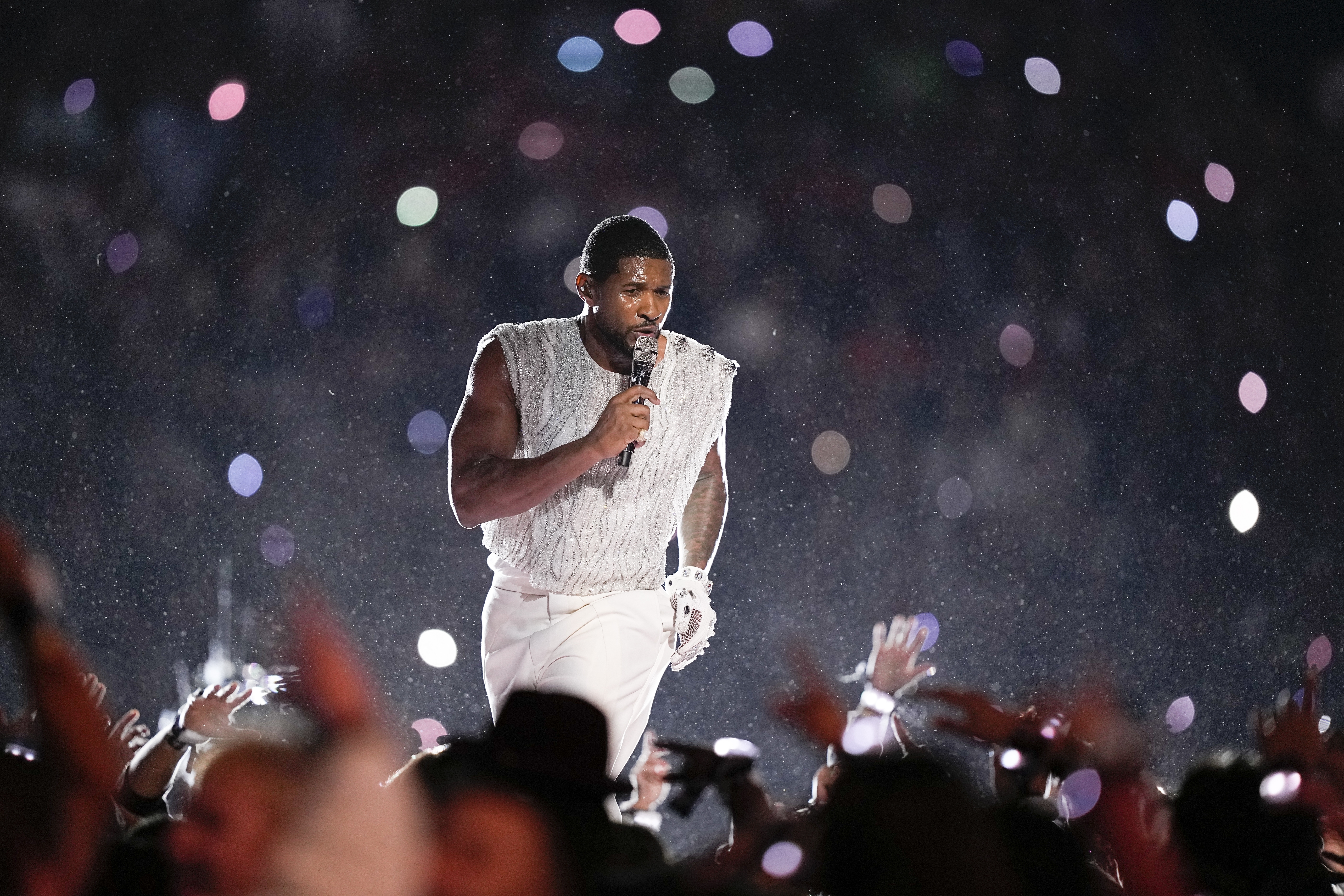 Zu Beginn seines Auftritts beschwerten sich die Fans darüber, dass sie Usher nicht hören konnten