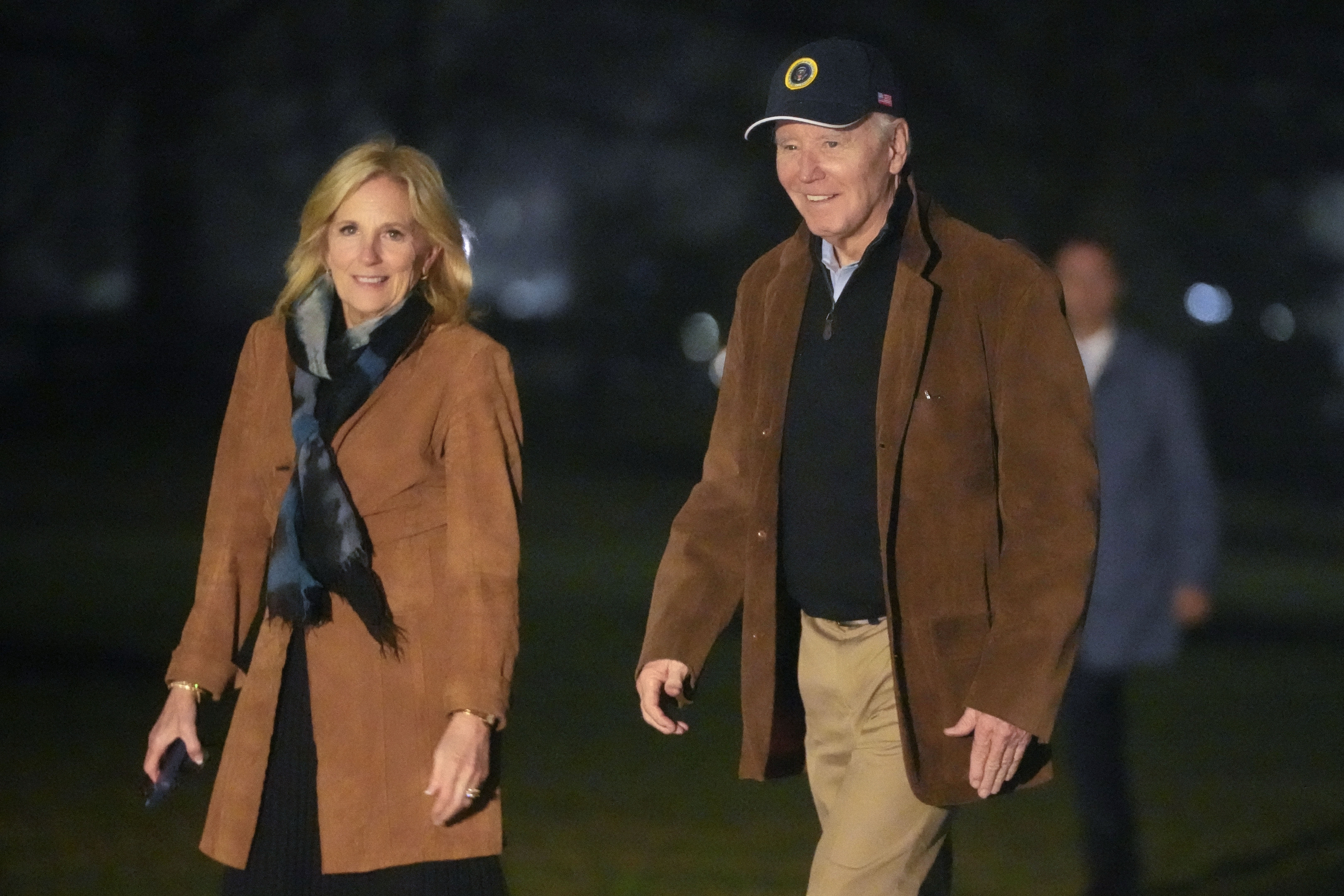 Präsident Biden und Jill Biden wurden am Sonntagabend beim Spaziergang über den Rasen des Weißen Hauses abgebildet