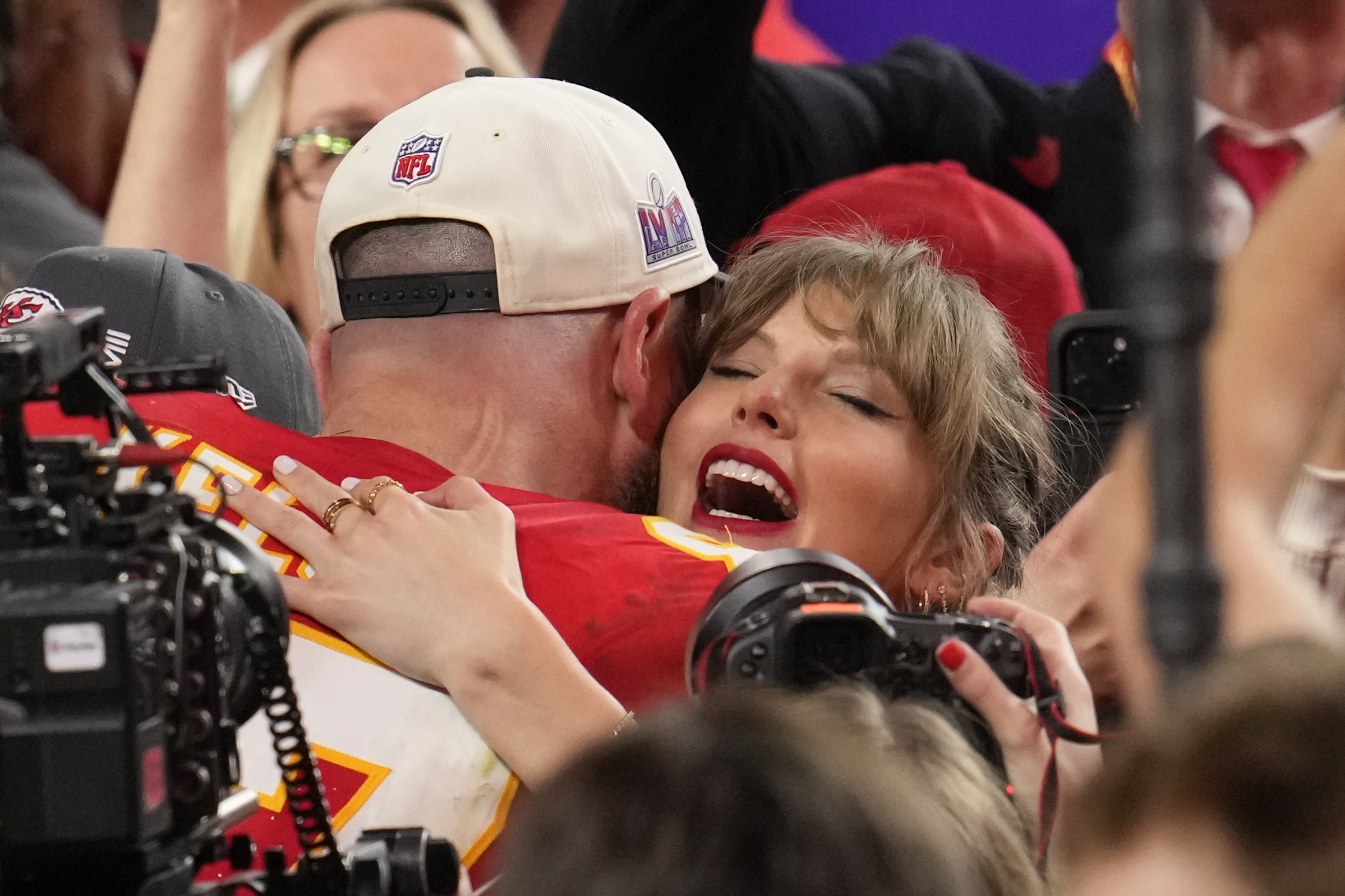 Das Paar umarmte sich lange, während Swift die Tränen zurückhielt