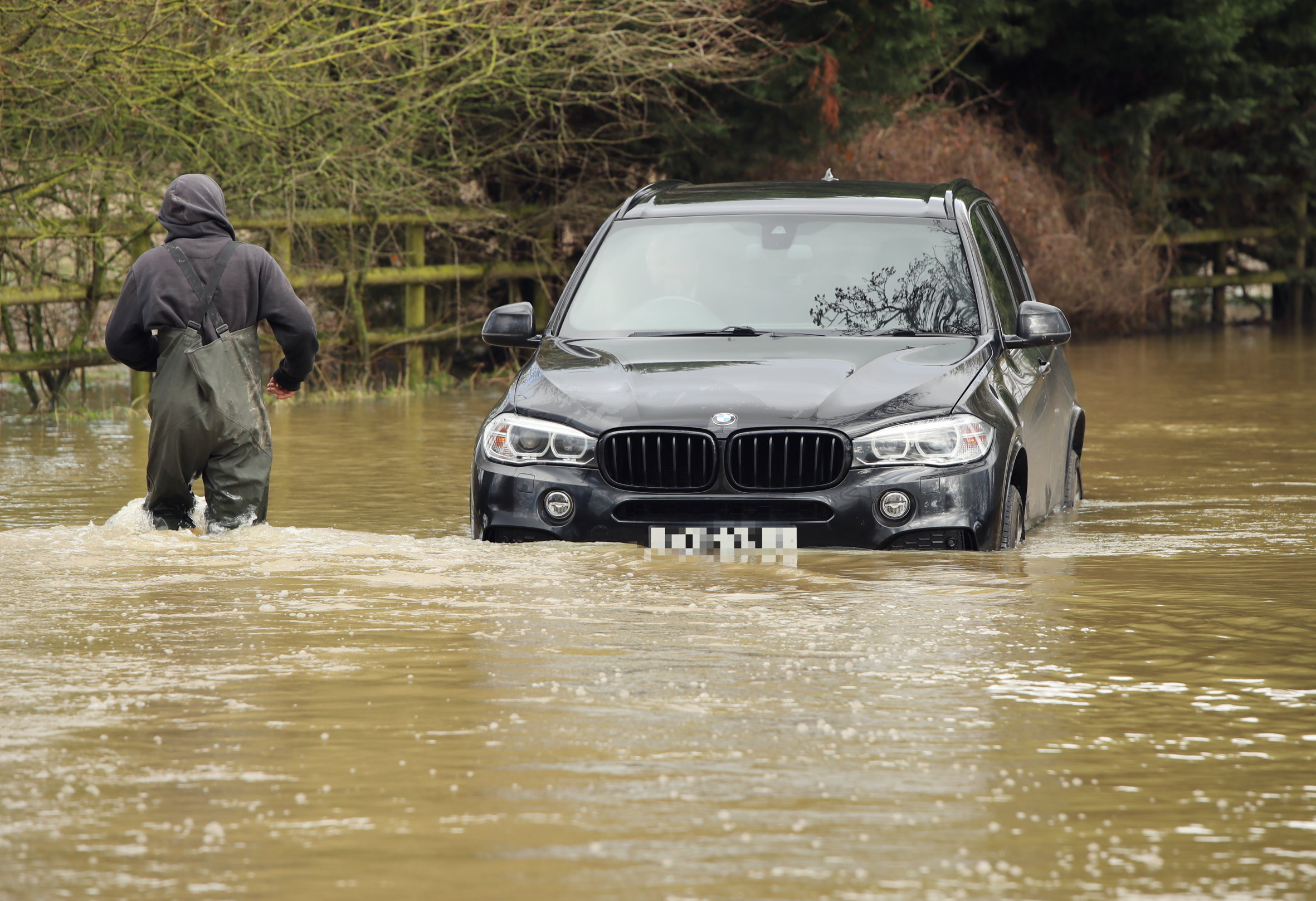 Ein BMW X3 blieb liegen, als er in der Nähe von Chelmsford im Hochwasser stecken blieb