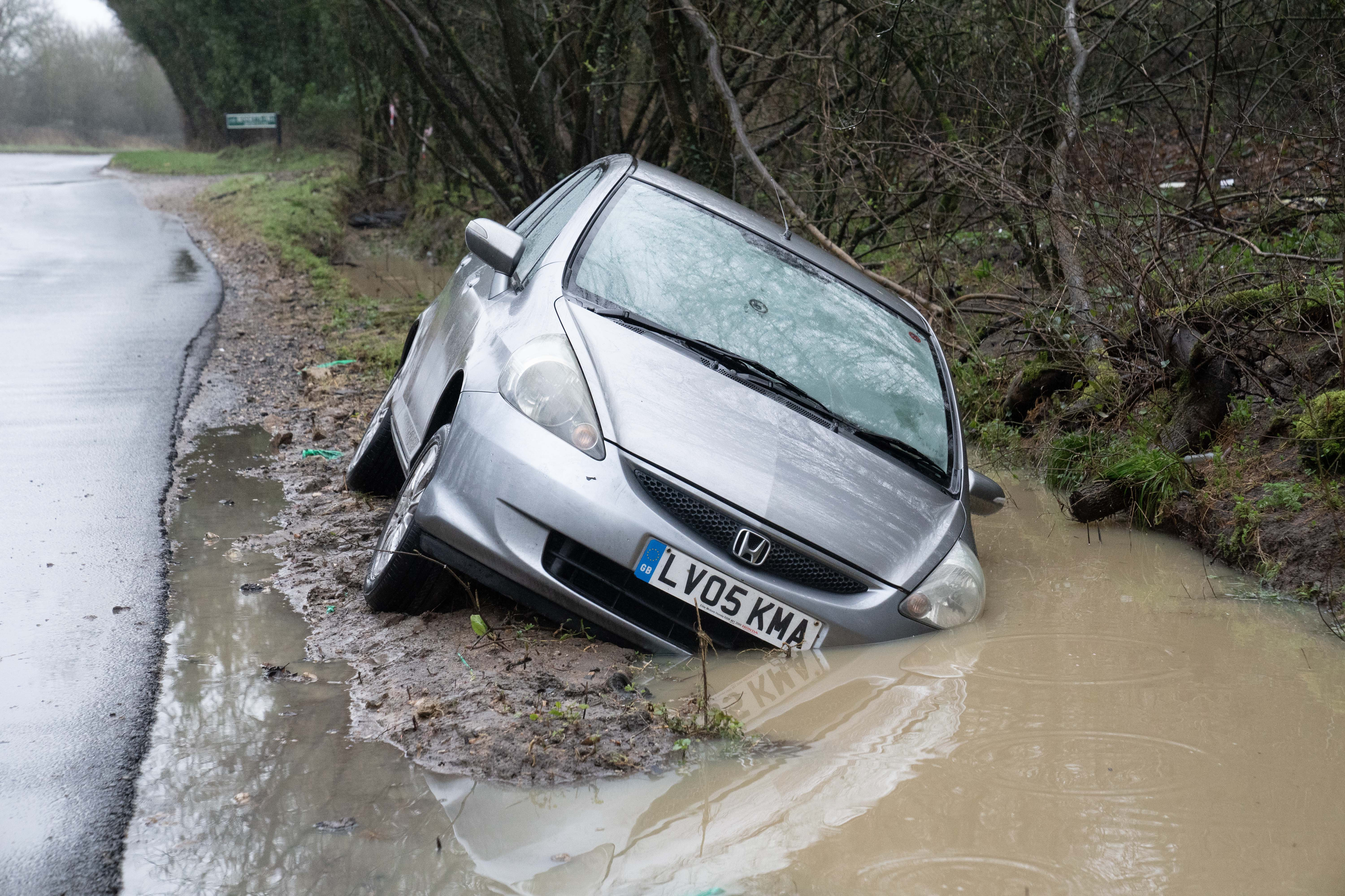In der Nacht zuvor wurde in Reading, Berkshire, ein Auto auf einer überfluteten Straße gesehen