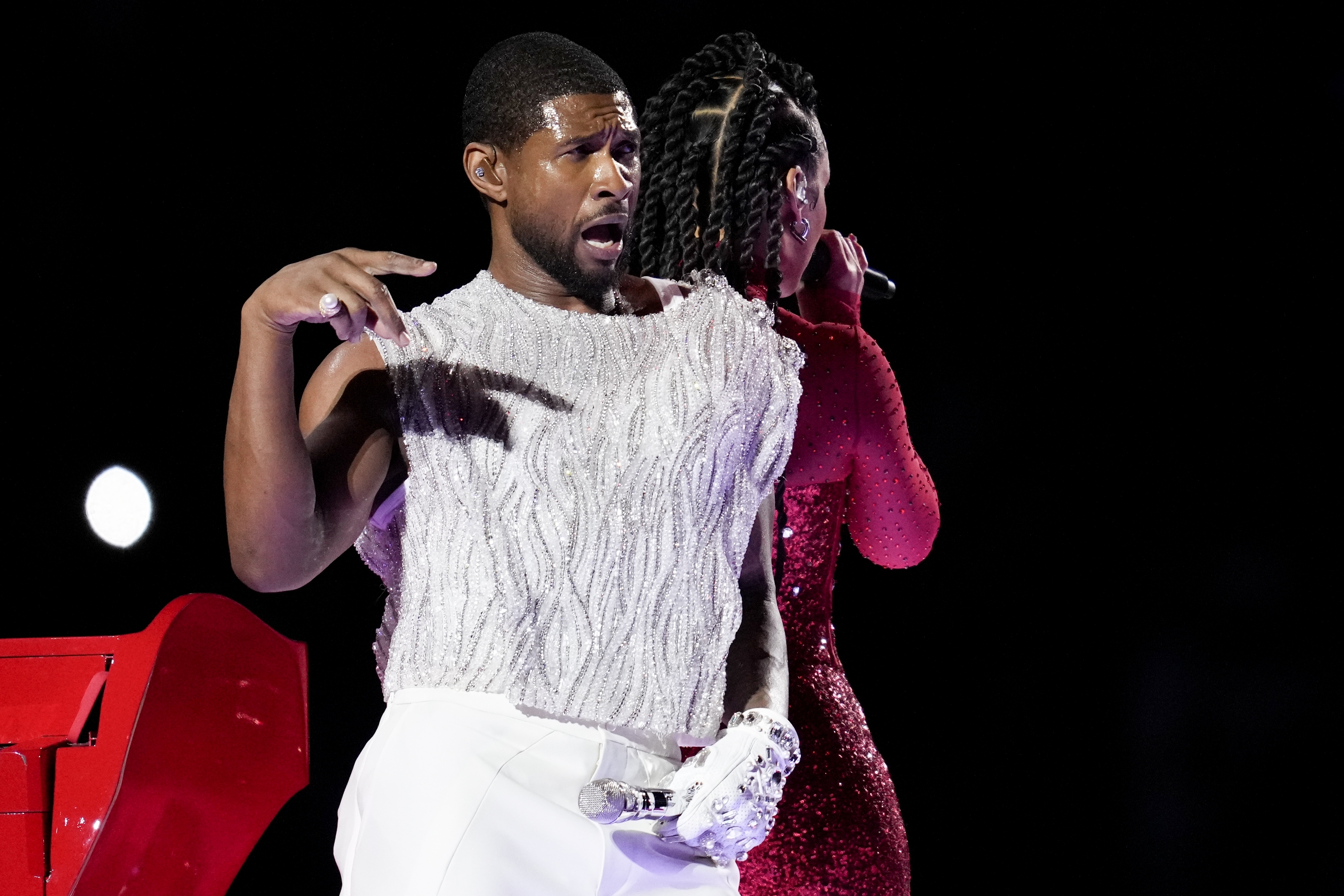 Usher und Alicia Keys traten während der Halbzeitshow auf