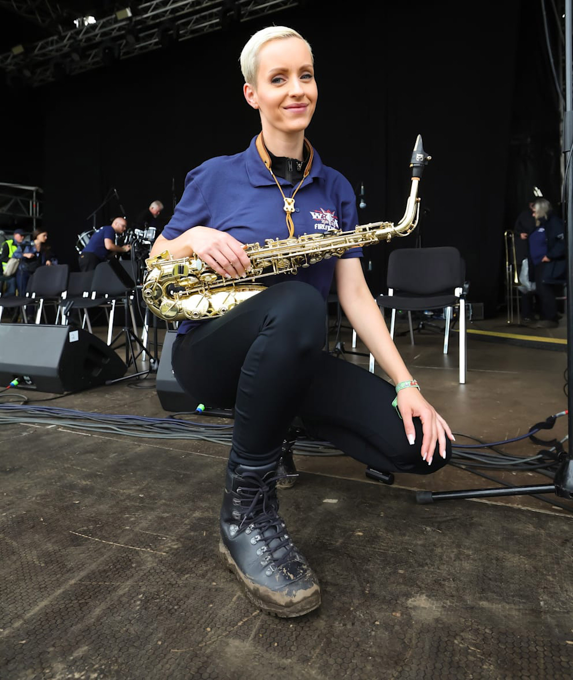 Anike lernte Saxophon spielen, was ihr half, ihre Sprache zu verbessern