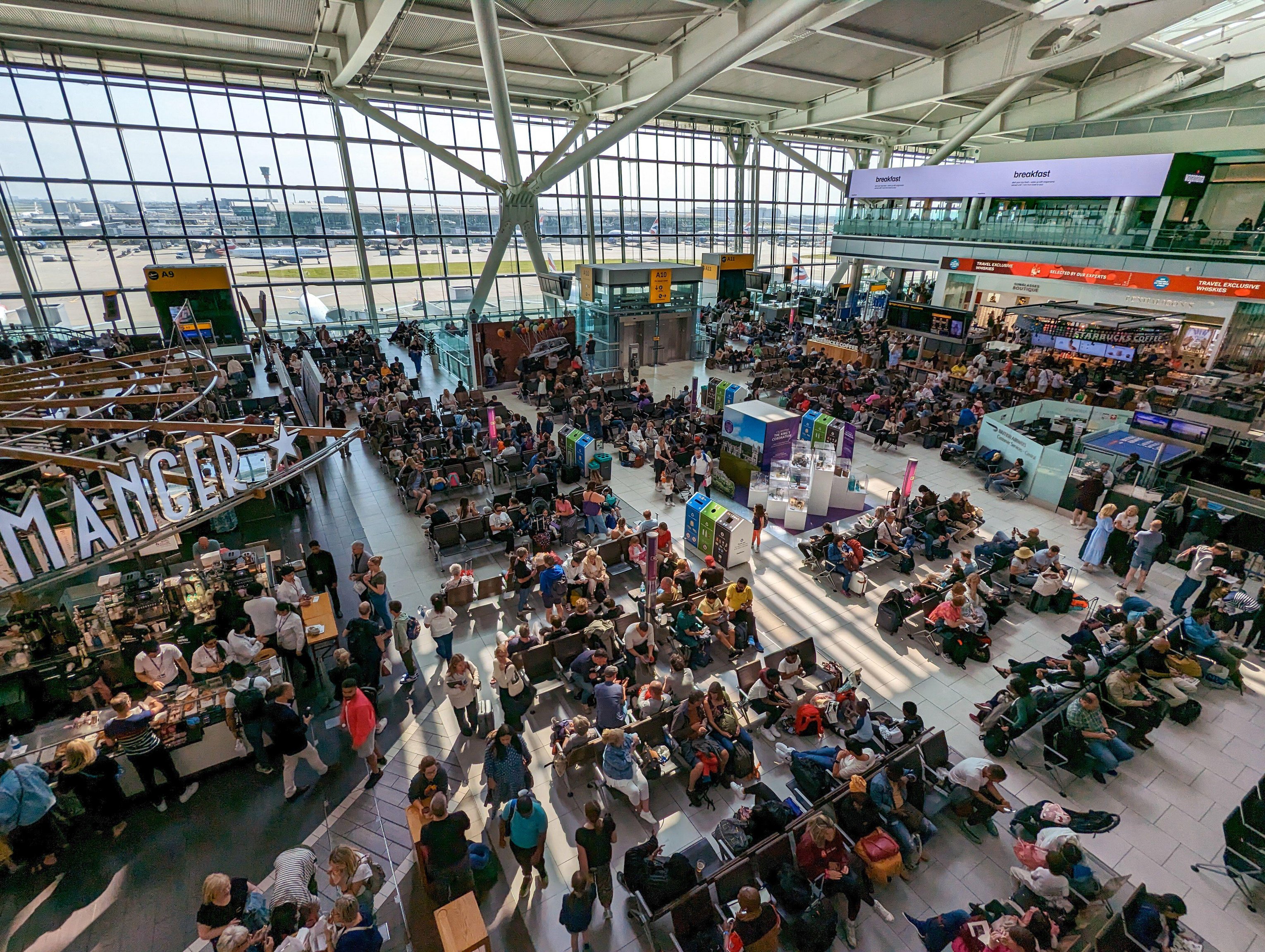 Die Passagierzahlen an britischen Flughäfen haben die Werte vor der Pandemie erreicht