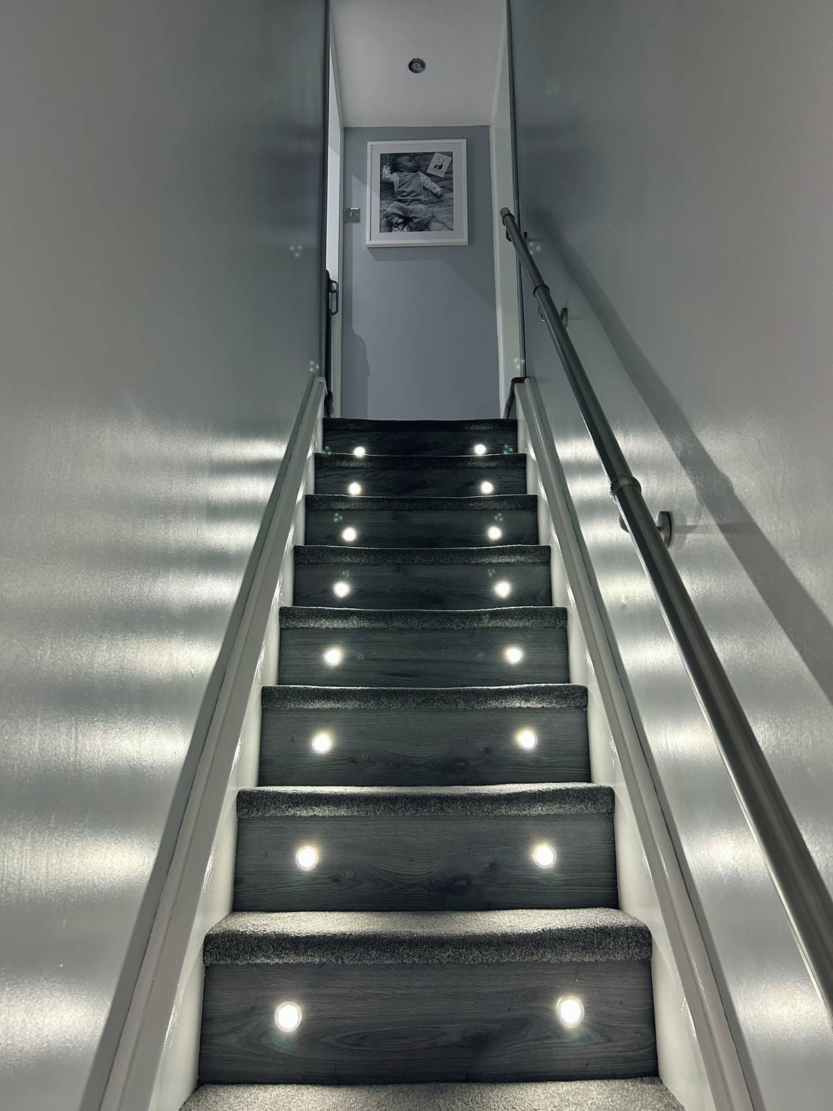 Auch die Treppen sind grau und mit LED-Beleuchtung ausgestattet