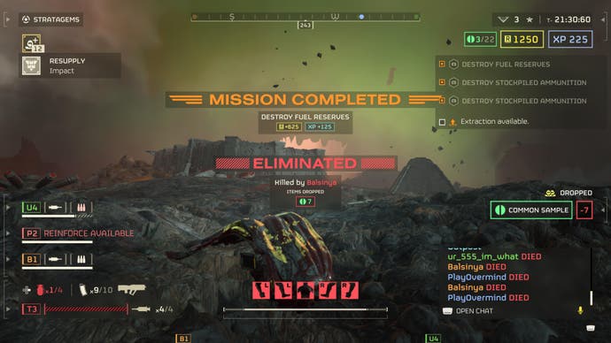 Der Screenshot von Helldivers 2 zeigt den getöteten Spieler auf einem dunstigen grünen Planeten, gerade als das Schild „Mission abgeschlossen“ erscheint