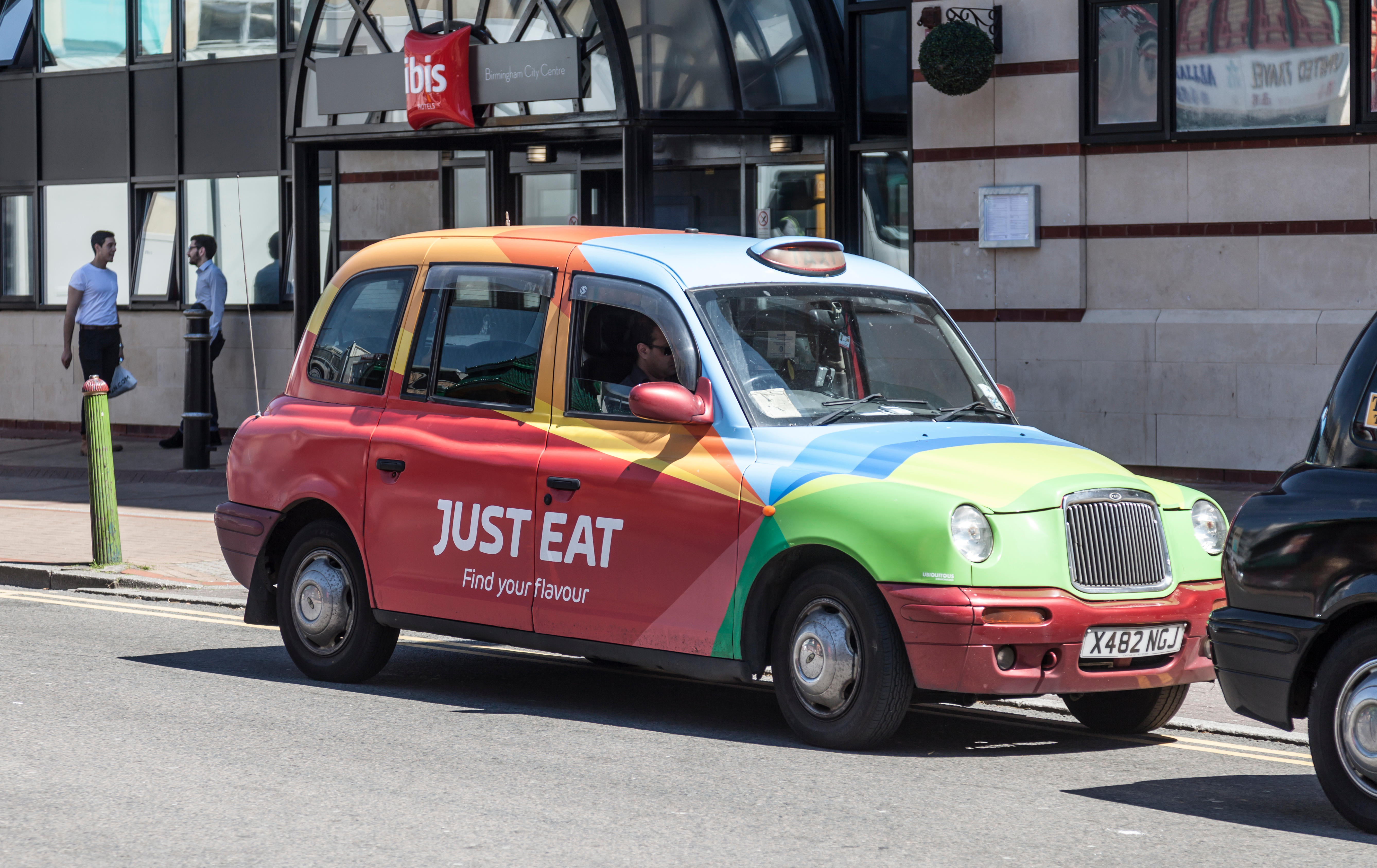 Marken wie Just Eat nutzen das clevere Werbemittel, indem sie Menschen dafür bezahlen, Aufkleber an ihren Autos anzubringen