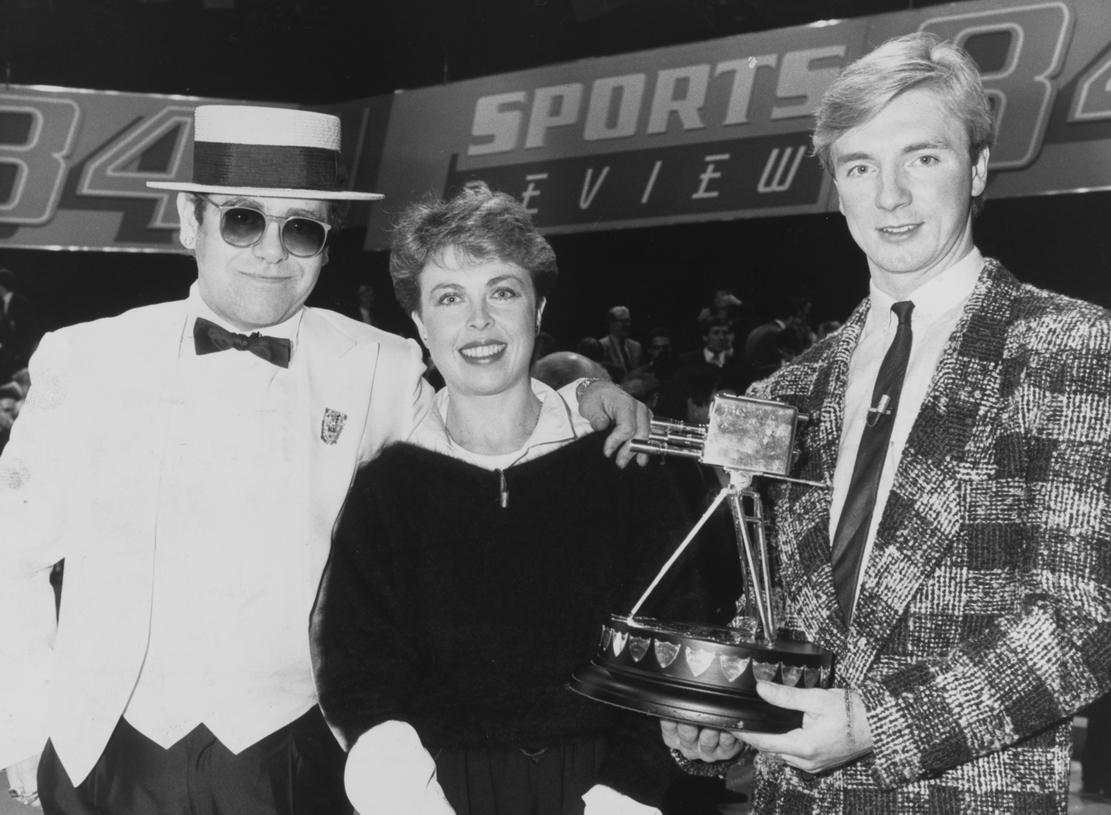 Das Paar posiert mit Popstar Elton John